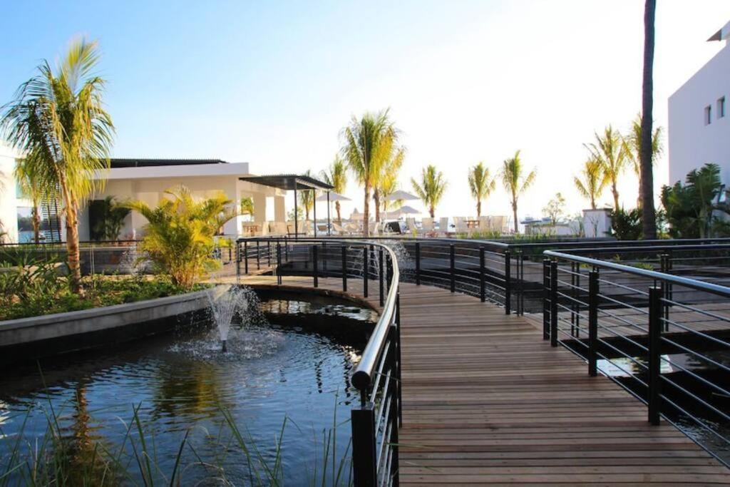 Latitude Luxury Seafront Suite Rivière Noire Exteriör bild