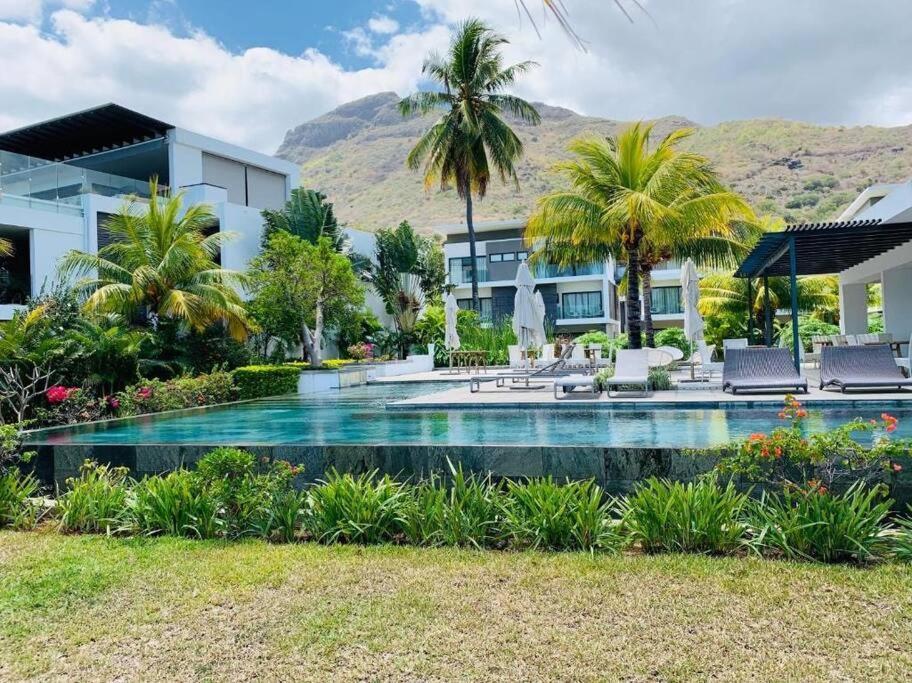 Latitude Luxury Seafront Suite Rivière Noire Exteriör bild