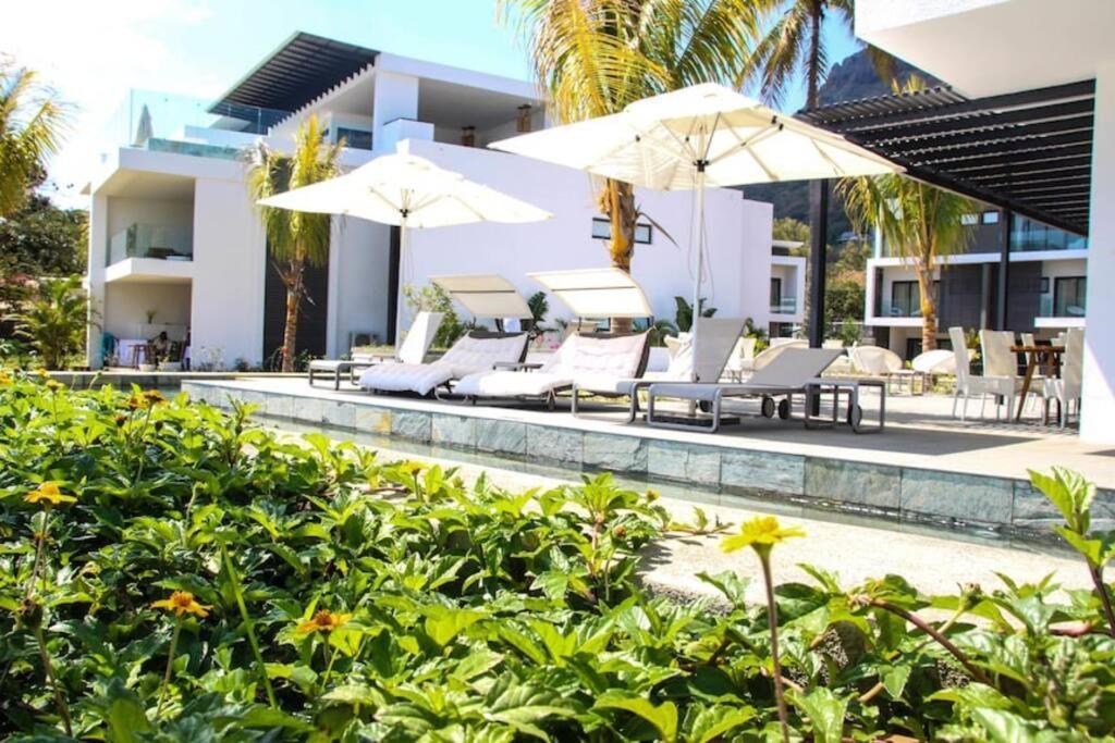 Latitude Luxury Seafront Suite Rivière Noire Exteriör bild
