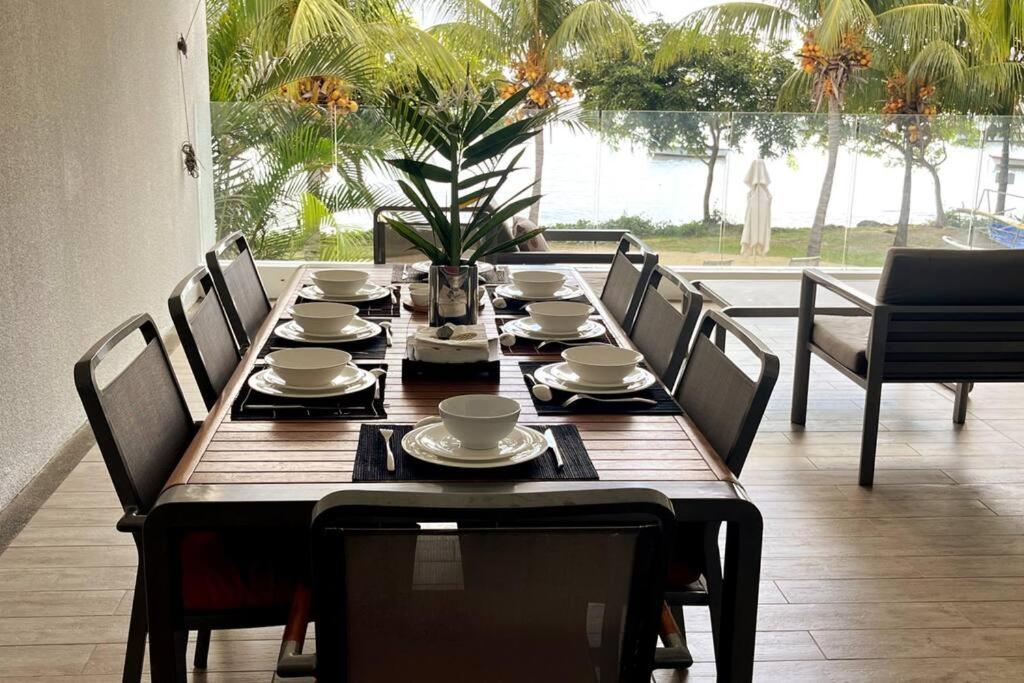 Latitude Luxury Seafront Suite Rivière Noire Exteriör bild